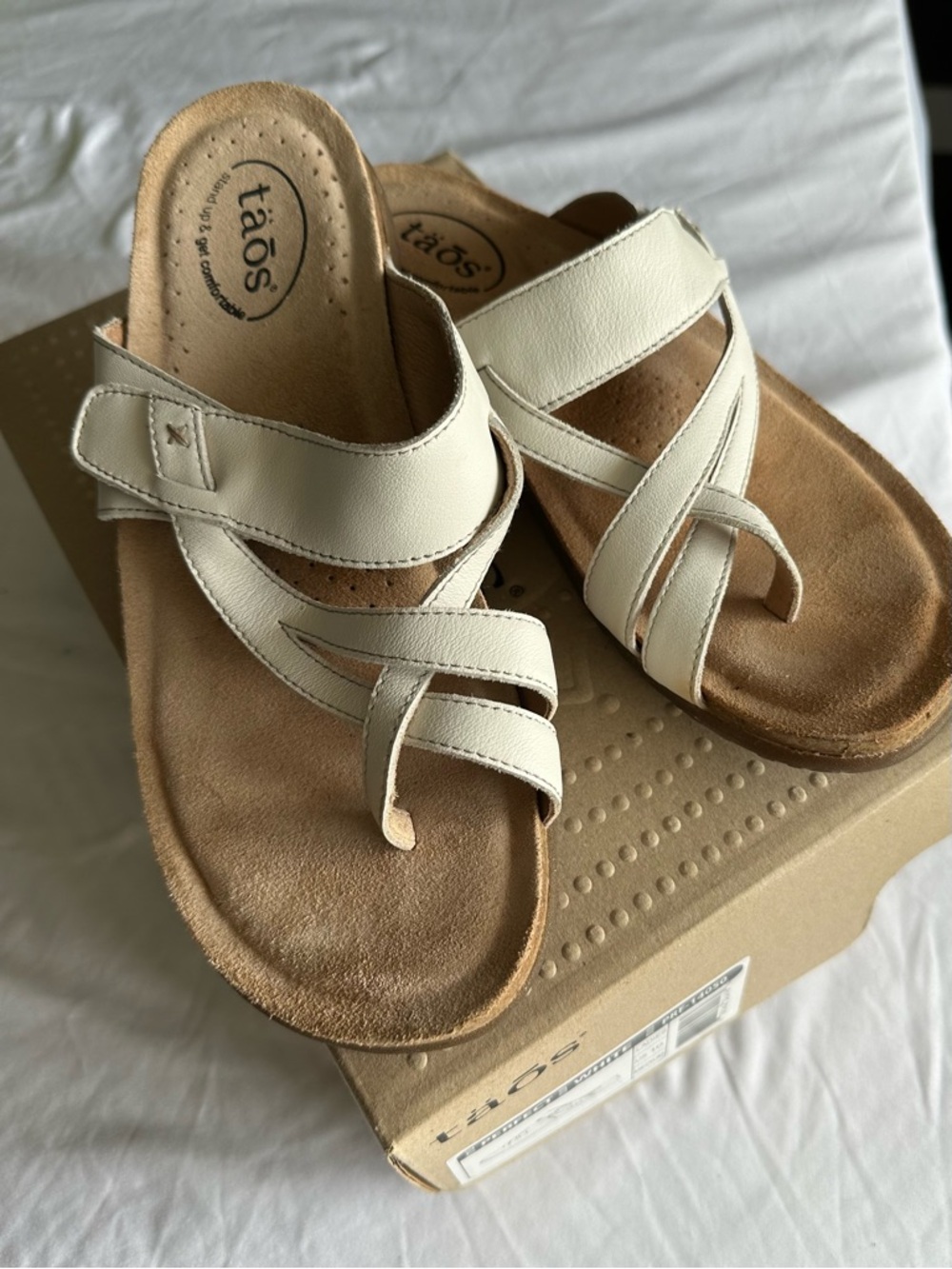 Taos Perfect White Sandals Size 10 Like New Comfort Footbed w/ Box